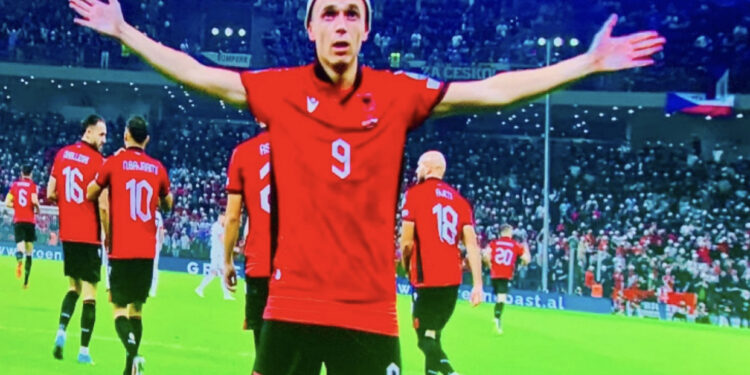 VIDEO/ Super goli i Asanit dhe karton i kuq për çekët, kuqezinjtë “prekin” Berlinin në pjesën e parë