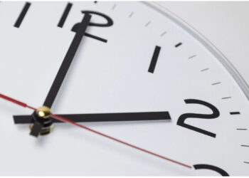 60 minuta më shumë gjumë, ja kur do të ndryshojë ora