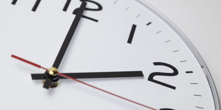 60 minuta më shumë gjumë, ja kur do të ndryshojë ora