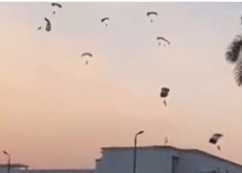 VIDEO/ Zbresin si “breshër” nga ajëri, forcat e Hamas hidhen me parashuta në Izrael