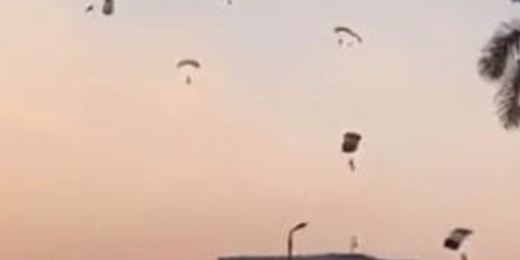 VIDEO/ Zbresin si “breshër” nga ajëri, forcat e Hamas hidhen me parashuta në Izrael