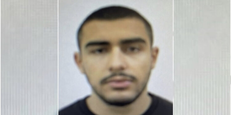 FOTO/ Ky është nipi i ish-deputetit që iu vunë hekurat në makinë: Jam i tensionuar…