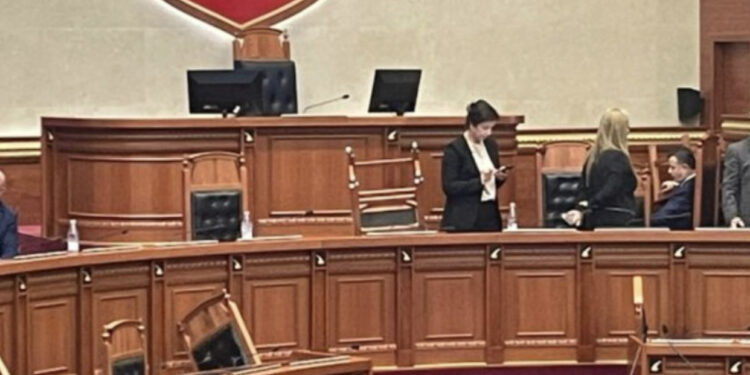 EMRAT/ Komisioni i Etikës përjashton 26 deputetët e PD pas kërkesës së PS