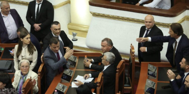Deputeti i Bashës kritikon kolegët e opozitës: I bënë “dhuratë” Ramës
