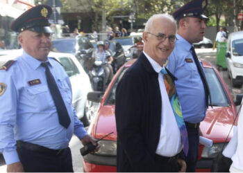 FOTO/  I shoqëruar nga dy policë, mbërrin në GJKKO ortaku i dhëndrit të Berishës