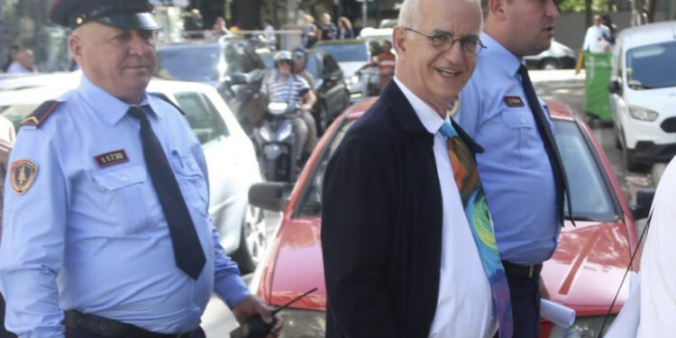 FOTO/ I shoqëruar nga dy policë, mbërrin në GJKKO ortaku i dhëndrit të Berishës