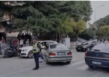 I dehur në timon, makina e autoshkollës përplaset me motorin