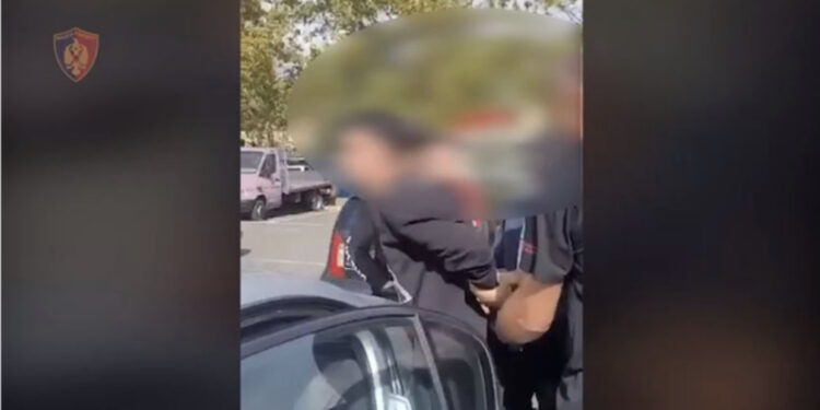 EMRI/ Trafikonte armë nga Kosova në Shqipëri, arrestohet 20-vjeçari në Tiranë