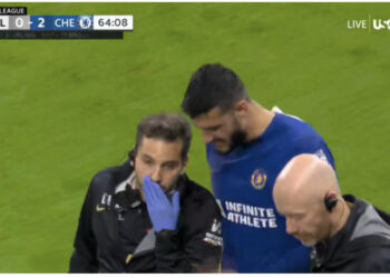 Nën kujdesin e mjekëve dhe me duartrokitjet e publikut, Armando Broja largohet i dëmtuar nga fusha e lojës 