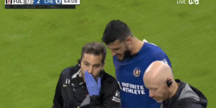 Nën kujdesin e mjekëve dhe me duartrokitjet e publikut, Armando Broja largohet i dëmtuar nga fusha e lojës