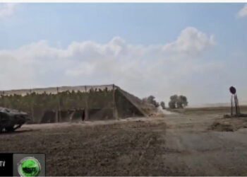 VIDEO/ Shpëtuan nga vdekja/ Momenti i frikshëm kur gazetarit të Top Channel i drejtohet arma për t’u vrarë nga ushtarët