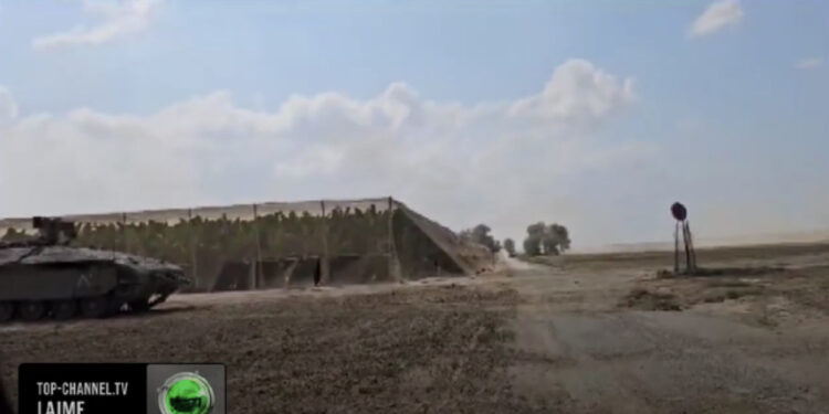 VIDEO/ Shpëtuan nga vdekja/ Momenti i frikshëm kur gazetarit të Top Channel i drejtohet arma për t’u vrarë nga ushtarët