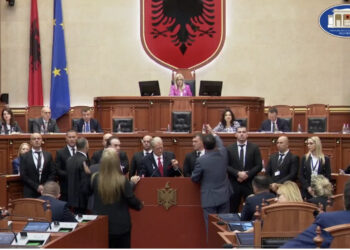 LIVE-“Garda, garda jashtë…”! I dha fjalën Bashës, Noka niset drejt Nikollës