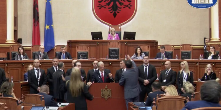 LIVE-“Garda, garda jashtë…”! I dha fjalën Bashës, Noka niset drejt Nikollës