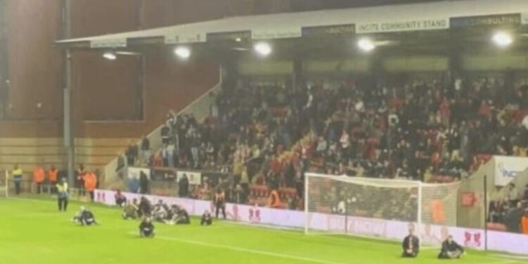 VIDEO/ Tragjike, tifozi humb jetën duke parë skuadrën e zemrës, dhjetra të tjerë hyjnë në fushë dhe ndërpresin ndeshjen