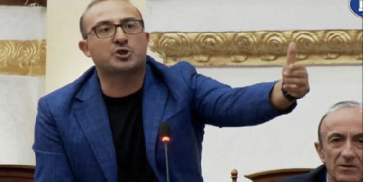 Bujqësia/ Korreshi përplaset me Braçen: Si po ecën situata me selfiet? Nga Lushnja po pyesin kush i mori këto subvencionet