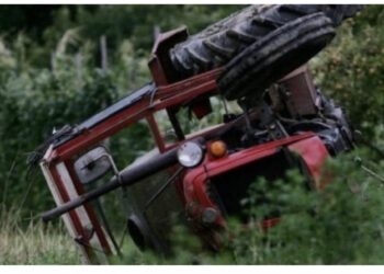 Traktori zë poshtë fermerin, humb jetën në vend