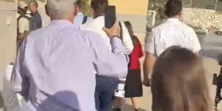 VIDEO/ “Vrapojmë për të shpërtuar”, sekretari britanik në Izrael përballet me sirenat e luftës