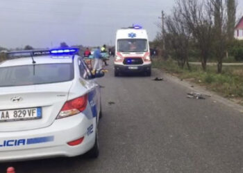 E rëndë në Fier/ Makina përplas dy kalimtarë