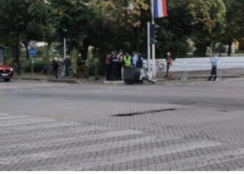 Samiti në Tiranë, i riu tenton të çajë perimetrin e sigurisë, shoqërohet nga policia