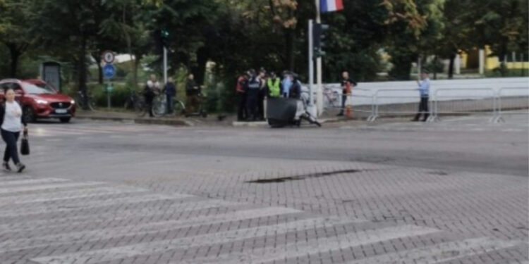 Samiti në Tiranë, i riu tenton të çajë perimetrin e sigurisë, shoqërohet nga policia