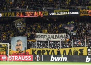 “Kosova është Shqipëri”, tifozët grekë surprizojnë me banderolën në ndeshjen e Ligës së Europës