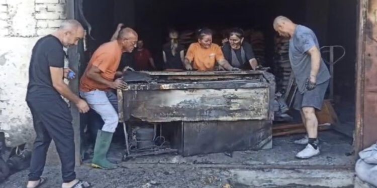 Zjarr në magazinat e fabrikës së miellit në Laç, pronari: 40 milionë lekë dëme