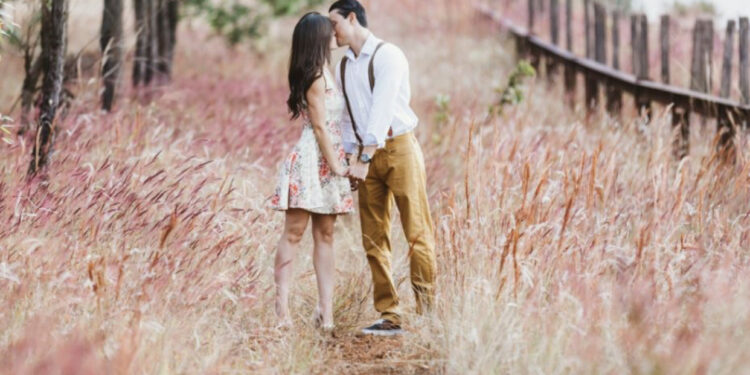 Tre shenjat e Horoskopit që do të dashurohen në tetor