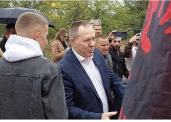 FOTO/ U lirua nga Gjykata Speciale, Gucati pritet me entuziazëm nga familjarët