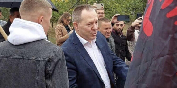 FOTO/ U lirua nga Gjykata Speciale, Gucati pritet me entuziazëm nga familjarët