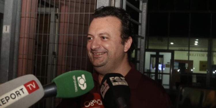 Prej 4 orësh brenda në SPAK, Dorjan Duçka del i qeshur: Shkoni pyesni DASH-in