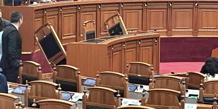 Ndëshkimi mbaroi! 23 deputetët e PD-së “nisen” drejt parlamentit