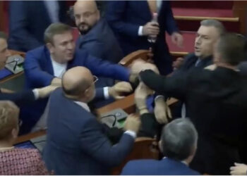 VIDEO/ Kuvendi i Shqipërisë kthehet në “arenë Boksi”, momenti kur deputetët grushtohen mes tyre 