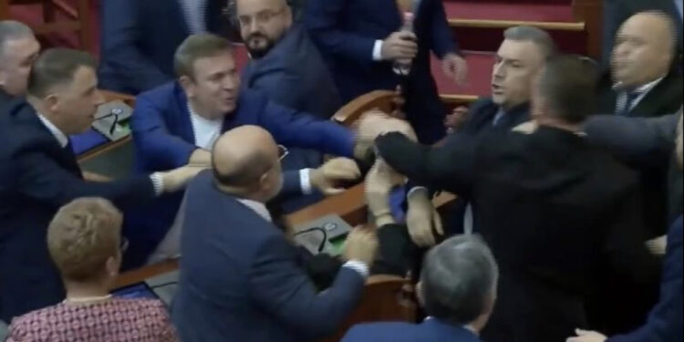 VIDEO/ Kuvendi i Shqipërisë kthehet në “arenë Boksi”, momenti kur deputetët grushtohen mes tyre