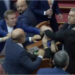 VIDEO/ Kuvendi i Shqipërisë kthehet në “arenë Boksi”, momenti kur deputetët grushtohen mes tyre