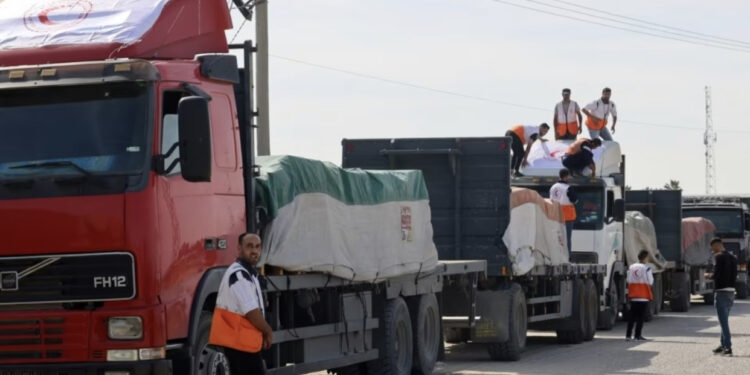 Kamionët e ndihmave fillojnë të hyjnë në Gaza