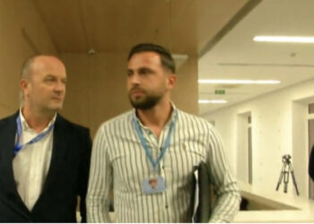 LAJM I FUNDIT/ Dy agjentë të policisë i shkojnë në zyrë Berishës (FOTO)