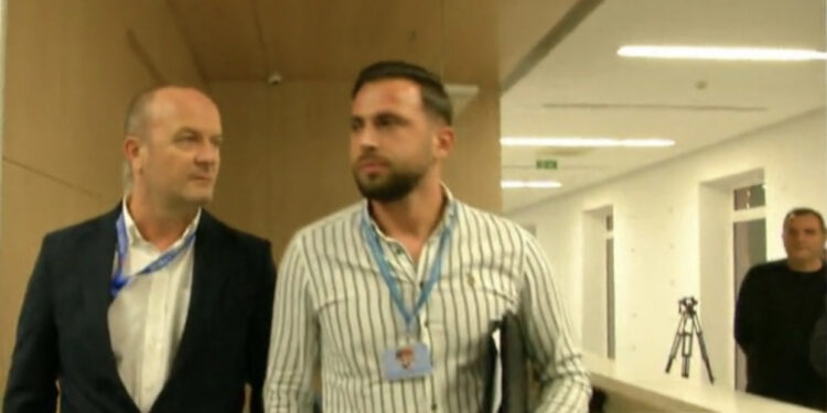 LAJM I FUNDIT/ Dy agjentë të policisë i shkojnë në zyrë Berishës (FOTO)