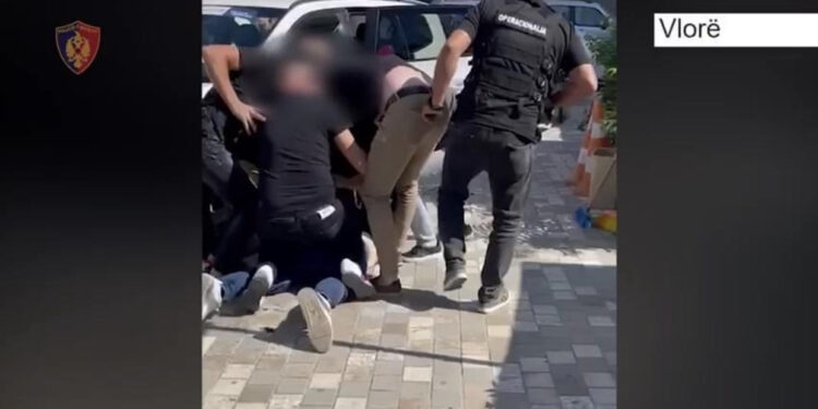 EMRI/ Duart lart dhe mos lëviz! Arrestohet 38-vjeçari në Vlorë, lëvizte i armatosur në qytet