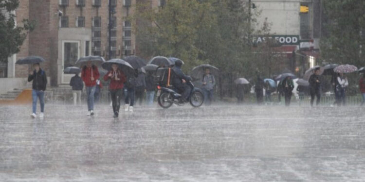 Parashikimi i motit/ Rrebeshe shiu në gjithë vendin, ulen ndjeshëm temperaturat