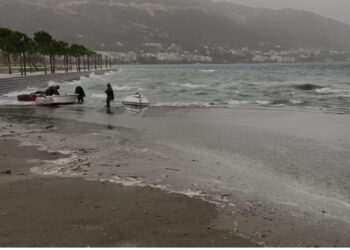 Moti i keq, ndalohet lundrimi i mjeteve të vogla nga e premtja në Vlorë