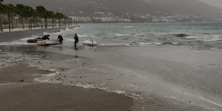 Moti i keq, ndalohet lundrimi i mjeteve të vogla nga e premtja në Vlorë