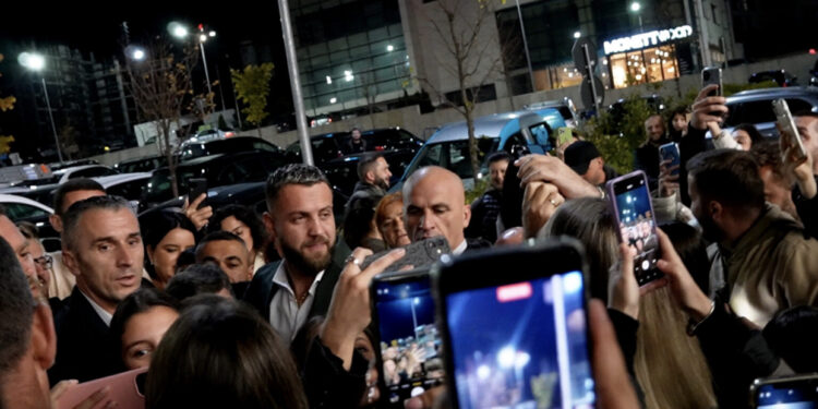 Premiera në Prishtinë, fansja fton Luizin për darkë në shtëpi: E kam si djalin tim