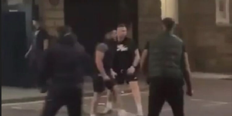 Plas dajaku në Tiranë, grupi i vë pritë 52-vjeçarit, e bëjnë për spital