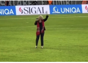 VIDEO/ Shikoni si Shkurte Fejza tundi të gjithë stadiumin me këngën “Mora fjalë”. Çfarë emocionesh!