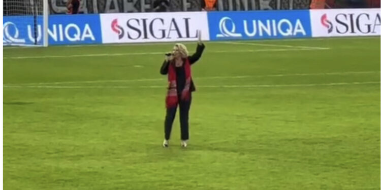 VIDEO/ Shikoni si Shkurte Fejza tundi të gjithë stadiumin me këngën “Mora fjalë”. Çfarë emocionesh!