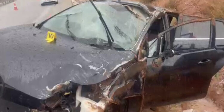 Burrë e grua brenda! Makina përmbyset dhe bëhet copë-copë në Kukës