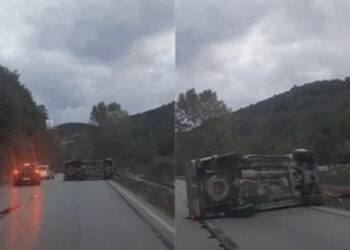 Makina përmbyset në mes të rrugës, aksident në aksin Librazhd-Përrenjas