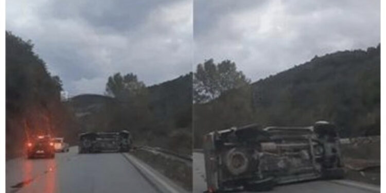 Makina përmbyset në mes të rrugës, aksident në aksin Librazhd-Përrenjas
