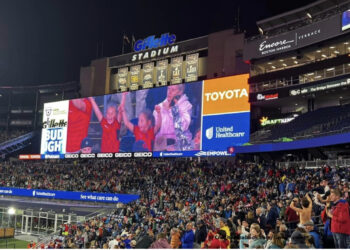 FOTO/ Kamera fikson vajzat e gazetarit shqiptar me fanellat kuqezi, gjithë stadiumi në Amerikë i duartroket